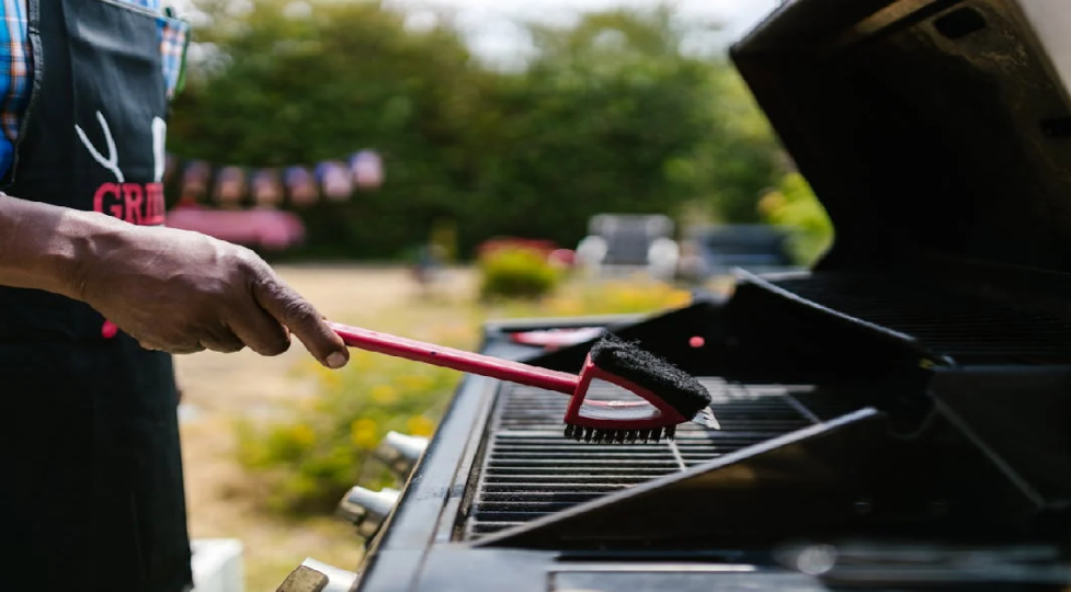 Hoe kun je het beste een BBQ schoonmaken?