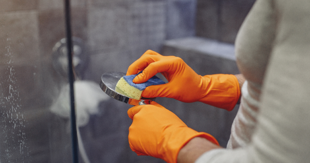 7 onmisbare schoonmaakmiddelen en -materialen voor in de badkamer