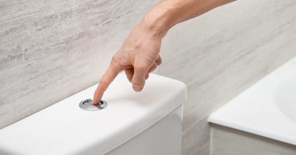 Kun je vochtig toiletpapier door de wc spoelen?