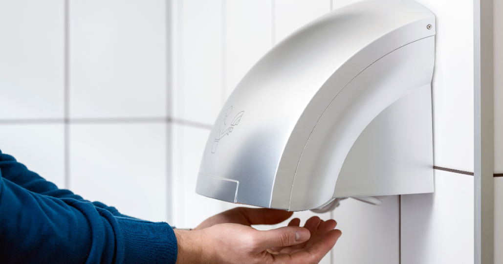 Zijn papieren handdoeken hygiënischer dan elektrische handdrogers?