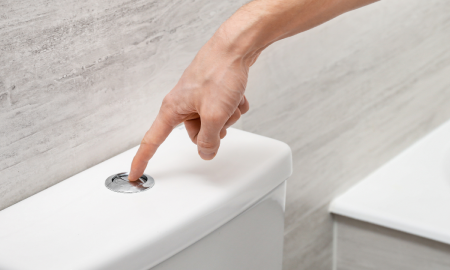 Kun je vochtig toiletpapier door de wc spoelen?