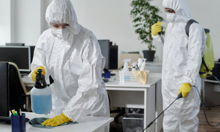 Desinfectiemiddelen versus gewone schoonmaakmiddelen: wat is het verschil?